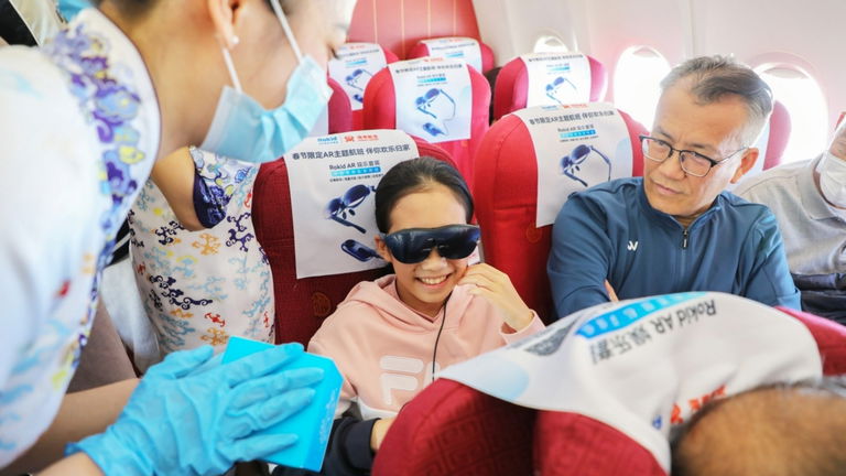 Esta compañía aérea ofrece gafas de realidad aumentada a sus pasajeros durante los vuelos