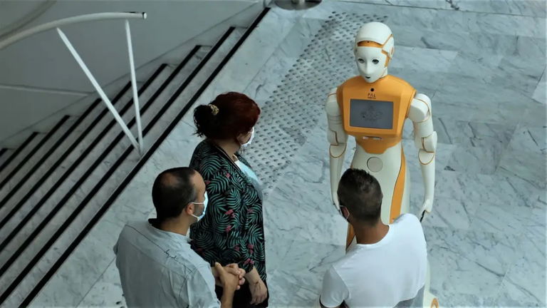 Un hospital francés pone a prueba sus nuevos robots de asistencia social para ayudar a los más mayores