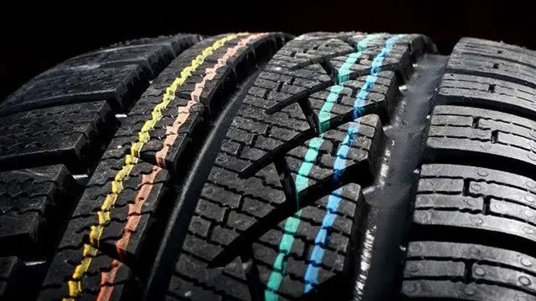 Qué significan las líneas de colores de los neumáticos