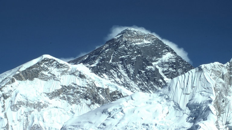 Si estás pensando escalar el Everest hay una nueva norma: tendrás que recoger tu caca