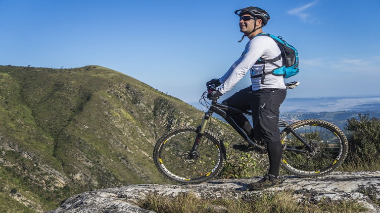 Ciclistas y motoristas mejor protegidos por una IA: ha creado cascos con espuma impresa en 3D