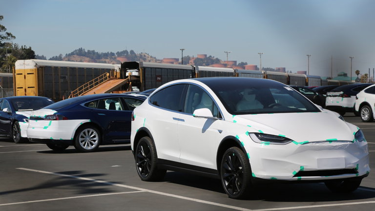 Elon Musk confirma que un modelo de Tesla más barato llegará en 2025