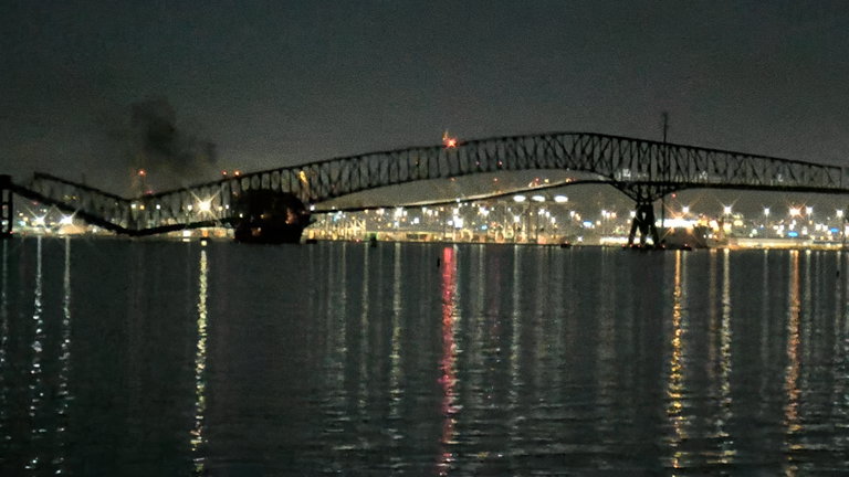 Una retransmisión en directo muestra el derrumbe del mayor puente de Baltimore por la colisión de un carguero