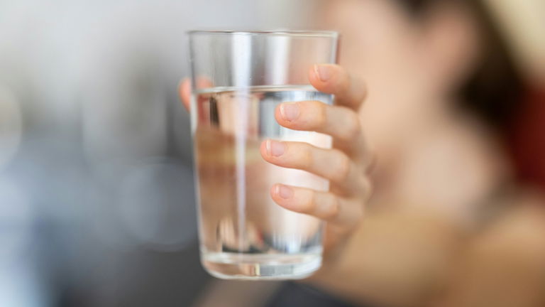 Existe una sencilla manera de eliminar los microplásticos del agua potable que bebes a diario