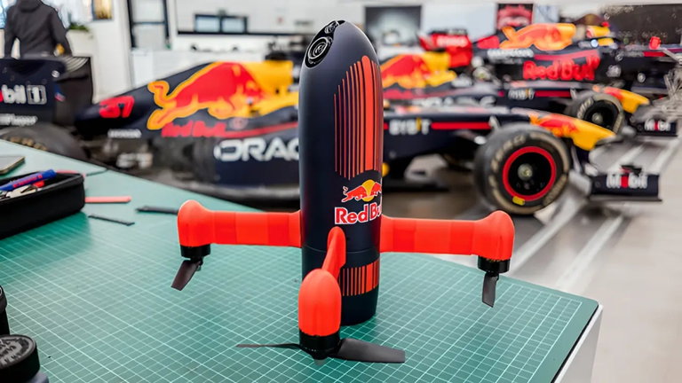 El dron con cámara más rápido del planeta se enfrenta en una carrera con el campeón de F1, Max Verstappen