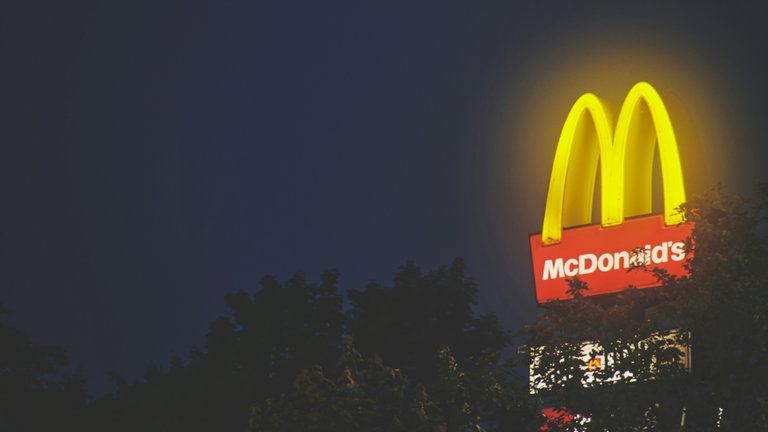 Lleva meses comiendo gratis en McDonald's gracias a ChatGPT, pero con un método completamente inmoral