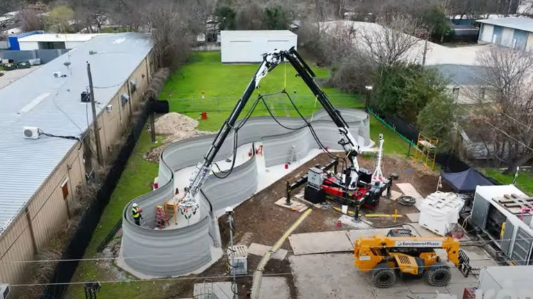 Brazo robótico gigante levanta una casa impresa en 3D y que además tiene dos pisos