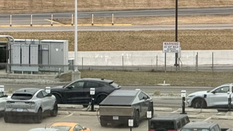 Descubren una Tesla Cybertruck "secreta" en una de las principales fábricas de Ford en EEUU