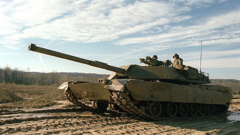 Las cámaras captan el momento en que este moderno tanque estadounidense es destruido en Ucrania