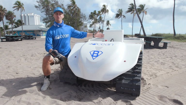 Conoce a BeBot, el primer robot pensado para mover la arena de las playas en busca de basura