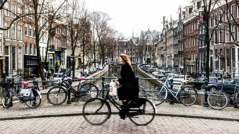 Ámsterdam tiene un problema con la velocidad de las bicicletas y quiere resolverlo a distancia