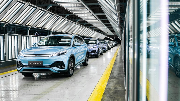 Un senador estadounidense pide prohibir los vehículos eléctricos que vienen de China