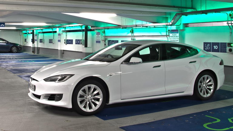 Cómo cargar un coche eléctrico sin plaza de garaje