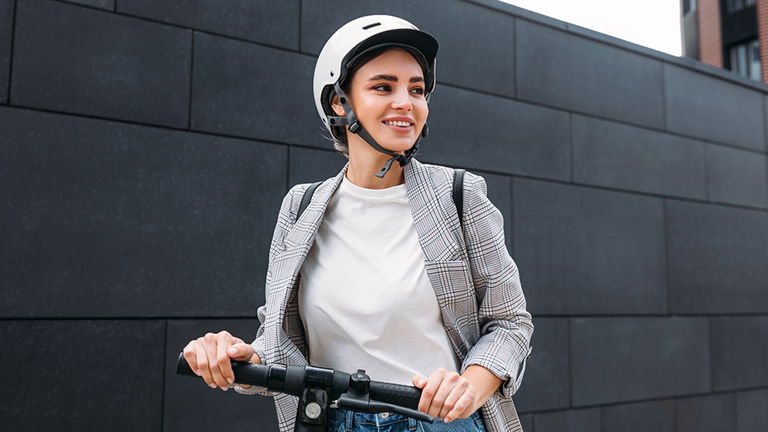 ¿Es obligatorio llevar casco con el patinete eléctrico?