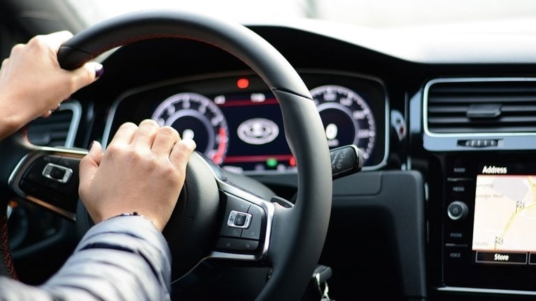 Por qué el claxon del coche a veces suena solo