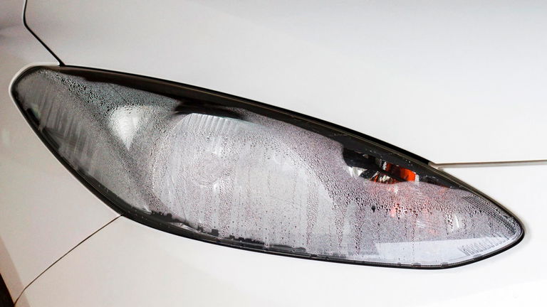 Cómo evitar que se empañen los faros del coche