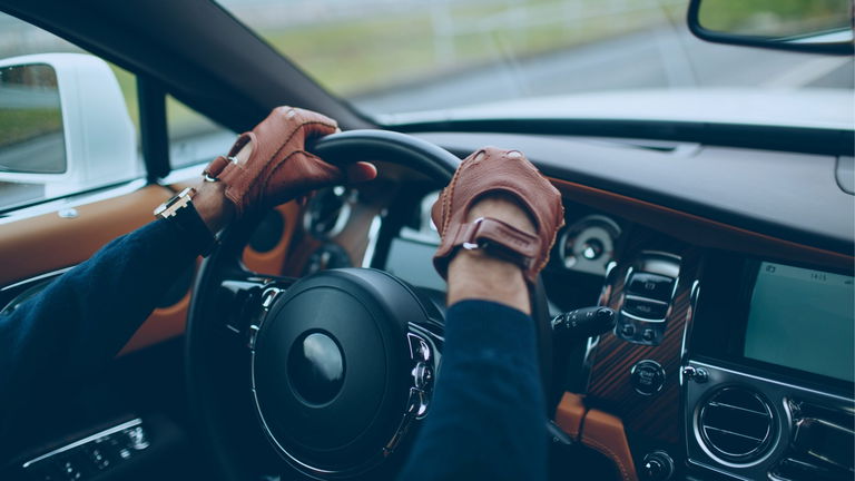 Conducir un coche con guantes: ¿es legal?