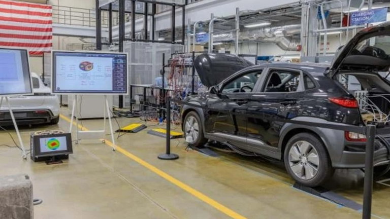 Un laboratorio estadounidense desarrolla un cargador inalámbrico para coches eléctricos de 100 kW