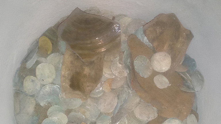 Este matrimonio estaba renovando su cocina y acabó descubriendo un tesoro con monedas de oro
