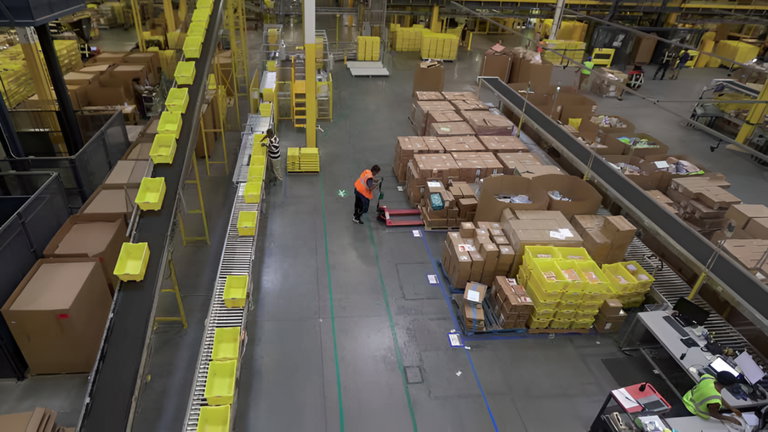 Oxfam destapa la vigilancia y el sufrimiento de los trabajadores de Amazon y Walmart en Estados Unidos