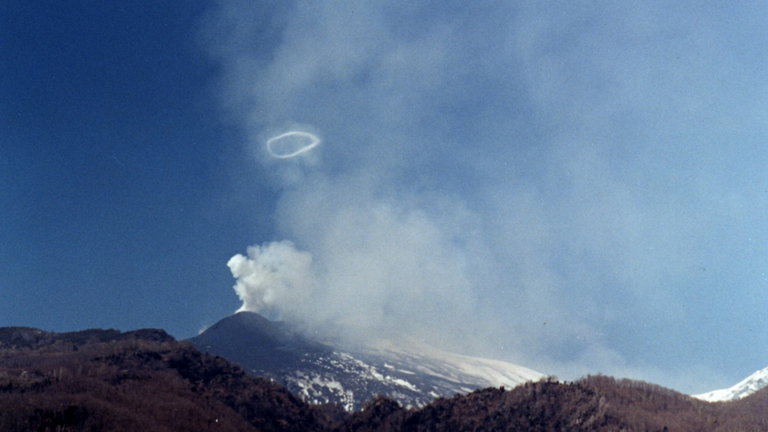 El volcán Etna está expulsando espectaculares anillos de humo y este es el motivo por el que lo hace
