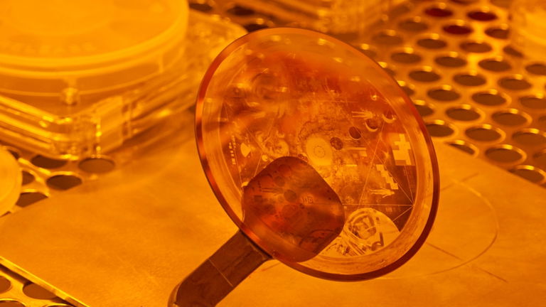 Esta cápsula del tiempo llevará discos de zafiro grabados con la historia de la humanidad a la Luna
