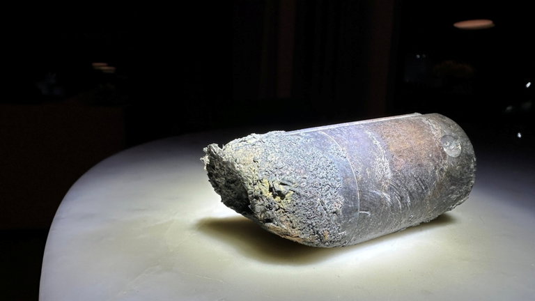 La NASA analiza un objeto espacial que perforó el tejado y el suelo de la casa de una familia en Florida