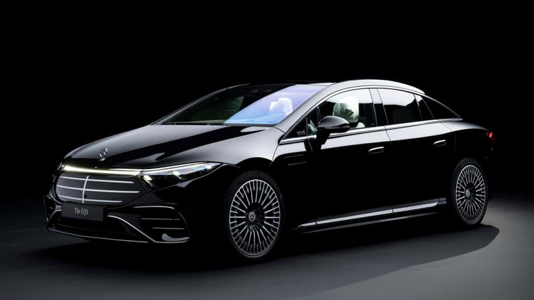Mercedes-Benz actualiza el EQS para dejar atrás a sus rivales y, ya sea de paso, aumentar su autonomía