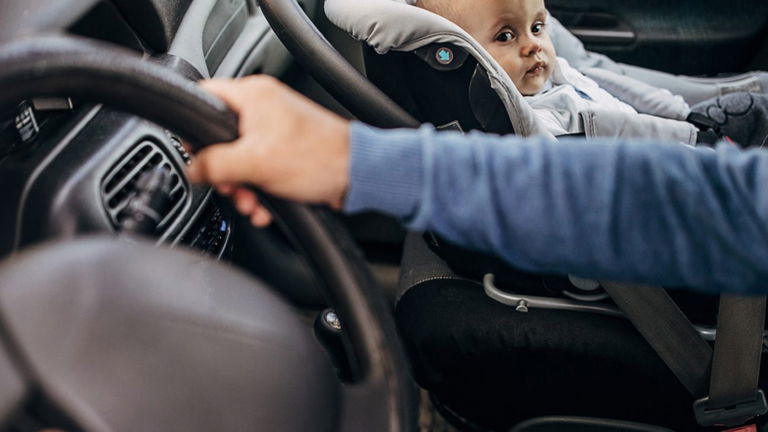 Niños en el asiento delantero: cuándo pueden viajar y cómo debe hacerse