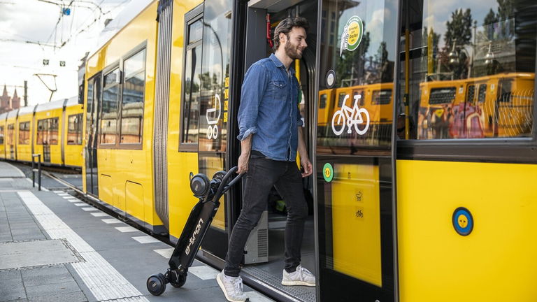 Llevar un patinete eléctrico en el tren: normativa en Renfe, Iryo y Ouigo