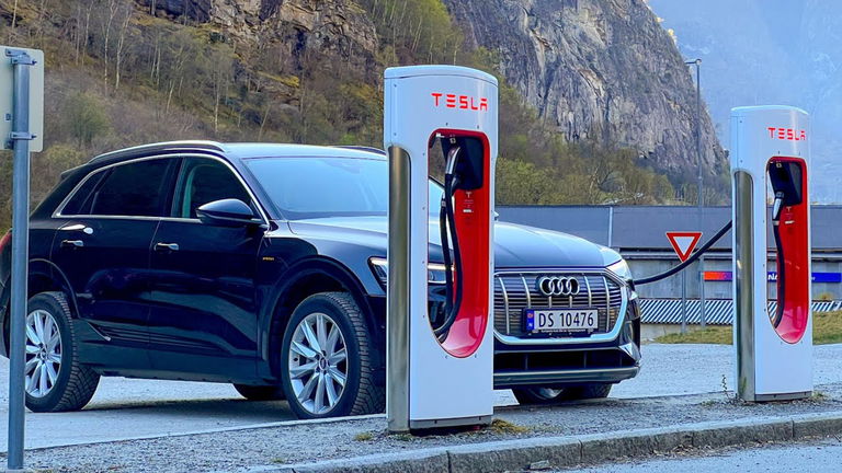 Cómo usar un Supercargador de Tesla en un coche de otra marca