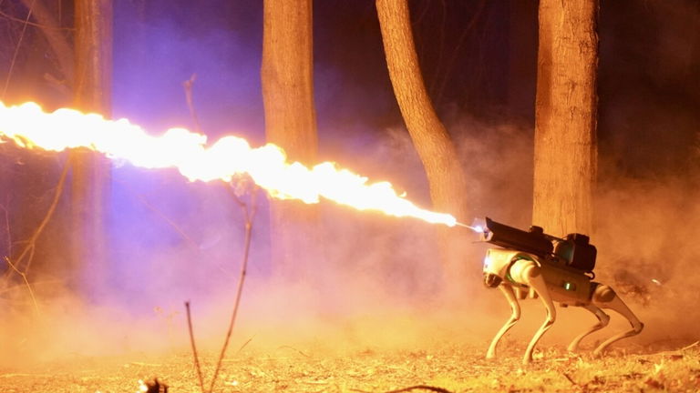 Es un perro robot con lanzallamas, cuesta 10.000 dólares y ya te puedes hacer con él