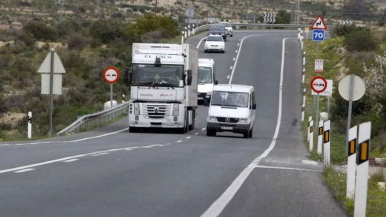 ¿Es legal adelantar a varios coches al mismo tiempo?