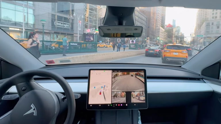 Así funciona el sistema de conducción autónoma FSD de Tesla por Manhattan