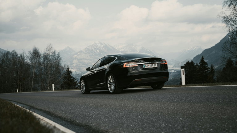 Tener un Tesla puede ser más fácil de lo que pensamos, a menos que no te importe que sea usado