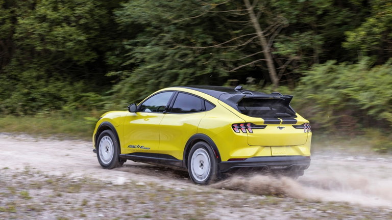 Mustang Mach-E Rally, la versión del eléctrico de Ford que no conocías: se creó un circuito para probarlo