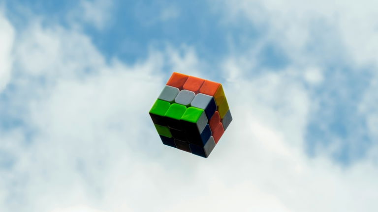 Ha logrado un nuevo récord en resolver el cubo de Rubik y estamos seguros de que no puedes superarlo