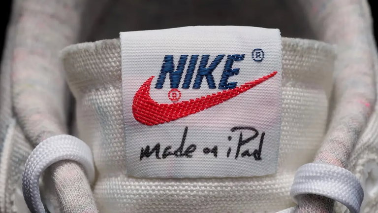 Estas zapatillas edición especial de Nike, que llevaba Tim Cook, es la gran curiosidad del evento de los iPad