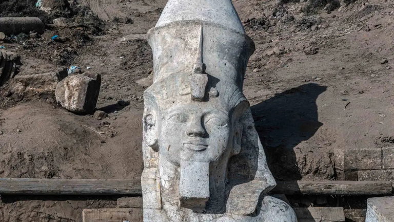 Casi 100 años después, los egiptólogos descubren la pieza que le faltaba a esta estatua