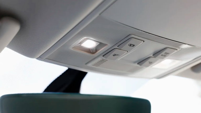 Por qué la luz interior del coche se queda encendida y cómo saber si hay un problema