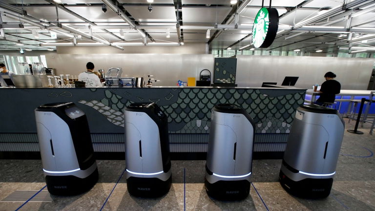 Es una cafetería Starbucks única en el mundo: ha reemplazado a sus trabajadores por robots