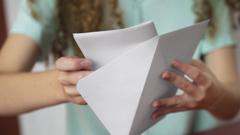 ¿Se puede llegar a la Luna doblando un papel? Mitos y realidad de este problema matemático