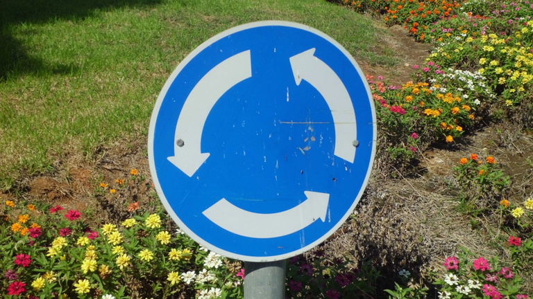 Cómo usar los intermitentes correctamente en las rotondas