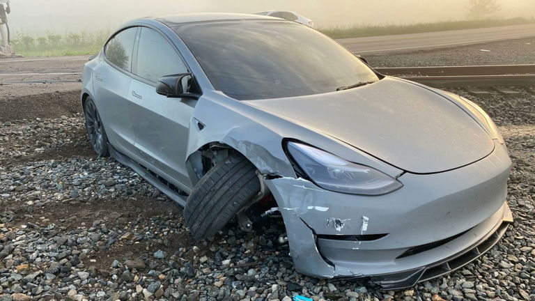 El reciente accidente que ha tenido un Tesla pone en duda la tecnología de conducción autónoma
