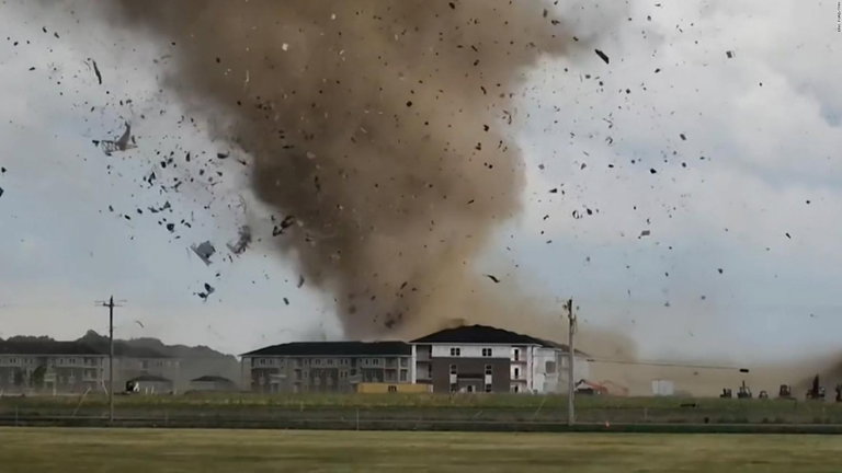 Vídeo: las terribles imágenes que muestran el grado de destrucción de un tornado en Estados Unidos