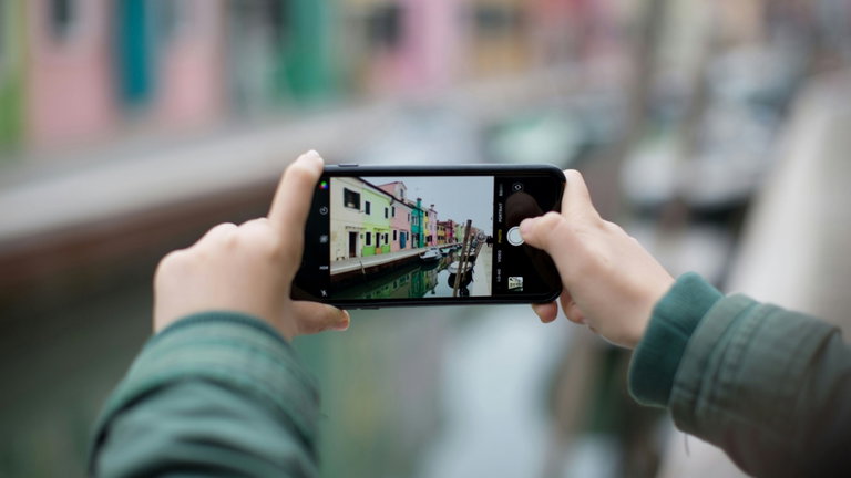 Cuidado con actualizar tu iPhone a iOS 17.5: algunas fotos borradas hace años están apareciendo en la galería