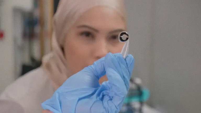 La saga 'Misión Imposible' inspira la creación de una batería para lentillas extremadamente fina