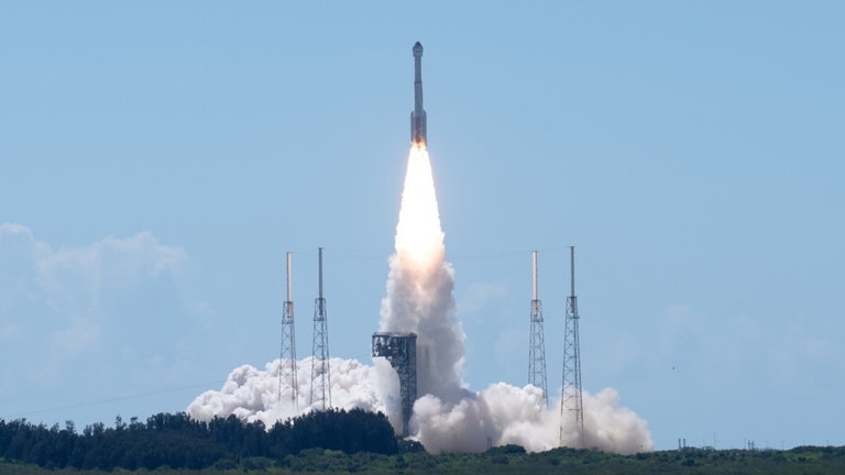 La nave Starliner de Boeing, por fin, despega con dos astronautas a bordo rumbo a la EEI