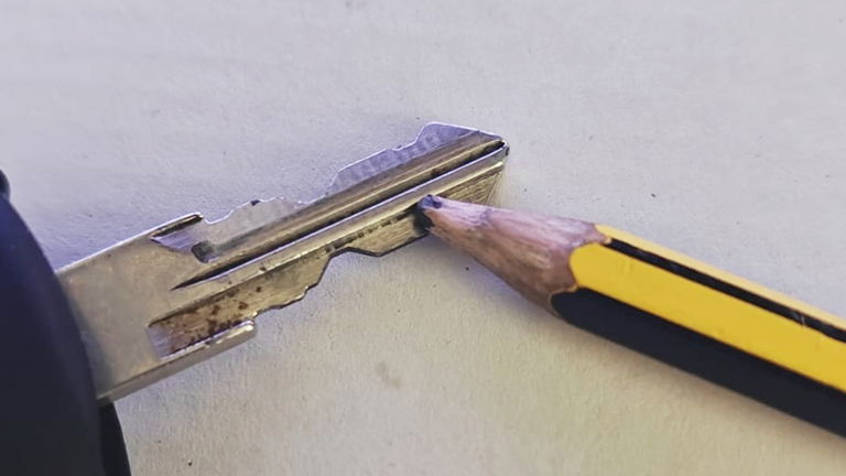 Cómo arreglar la llave de un coche que no abre de forma casera