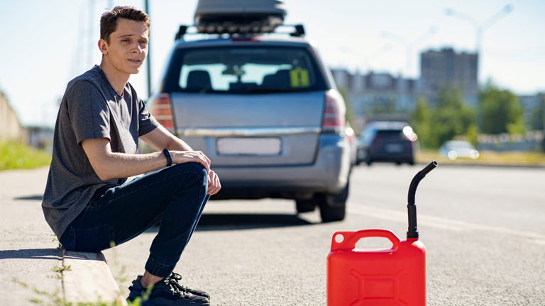 Cuándo te pueden multar por quedarte sin gasolina o batería en el coche